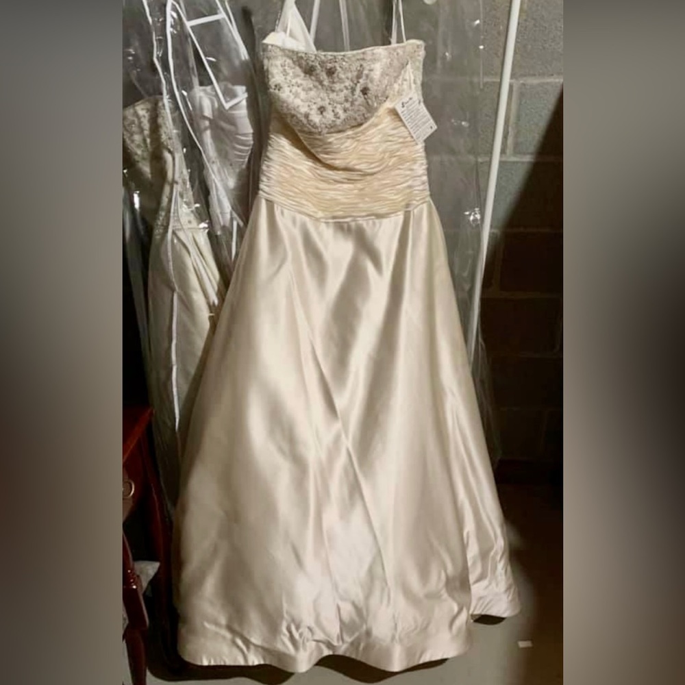 With tag store sample (size 10) James Clifford Ivory wedding gown